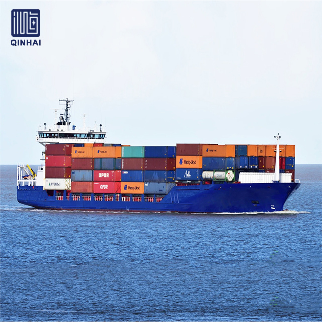 Navire porte-conteneurs de 10 000 tonnes avec équipement d'arrimage 